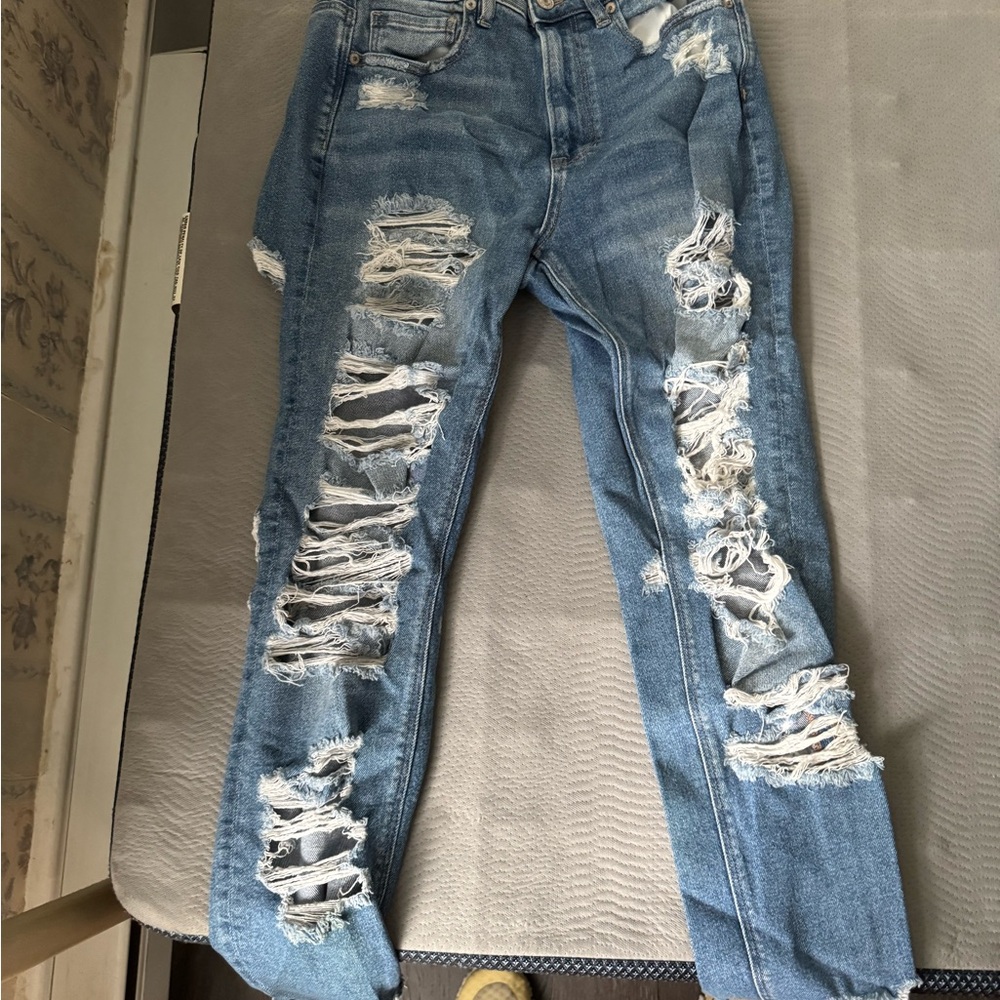 American Eagle Mom Jeans
Tons of rips
Size 6
Great condition